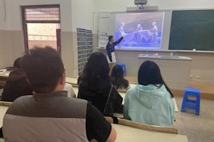 观影感受初心，学党史重踏新程 