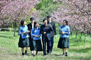 海棠花下的思政课前三分钟