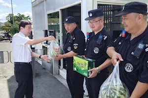 校领导高温慰问鼓干劲 全员奋战冲刺二期收官战 