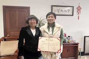 学校工会主席张瑛捐赠珍贵树木及文化物件献礼建校40周年   