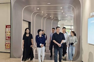 东阳市政协副主席楼红霞  莅临我校大学生创业园参观指导