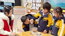 学院师生走进东阳市六石幼儿园开展“青春引路，童心护水”世界水日创意科普活动